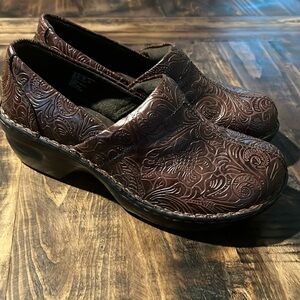 Size 8 Tom Mcan Tollie slip on clogs EUC